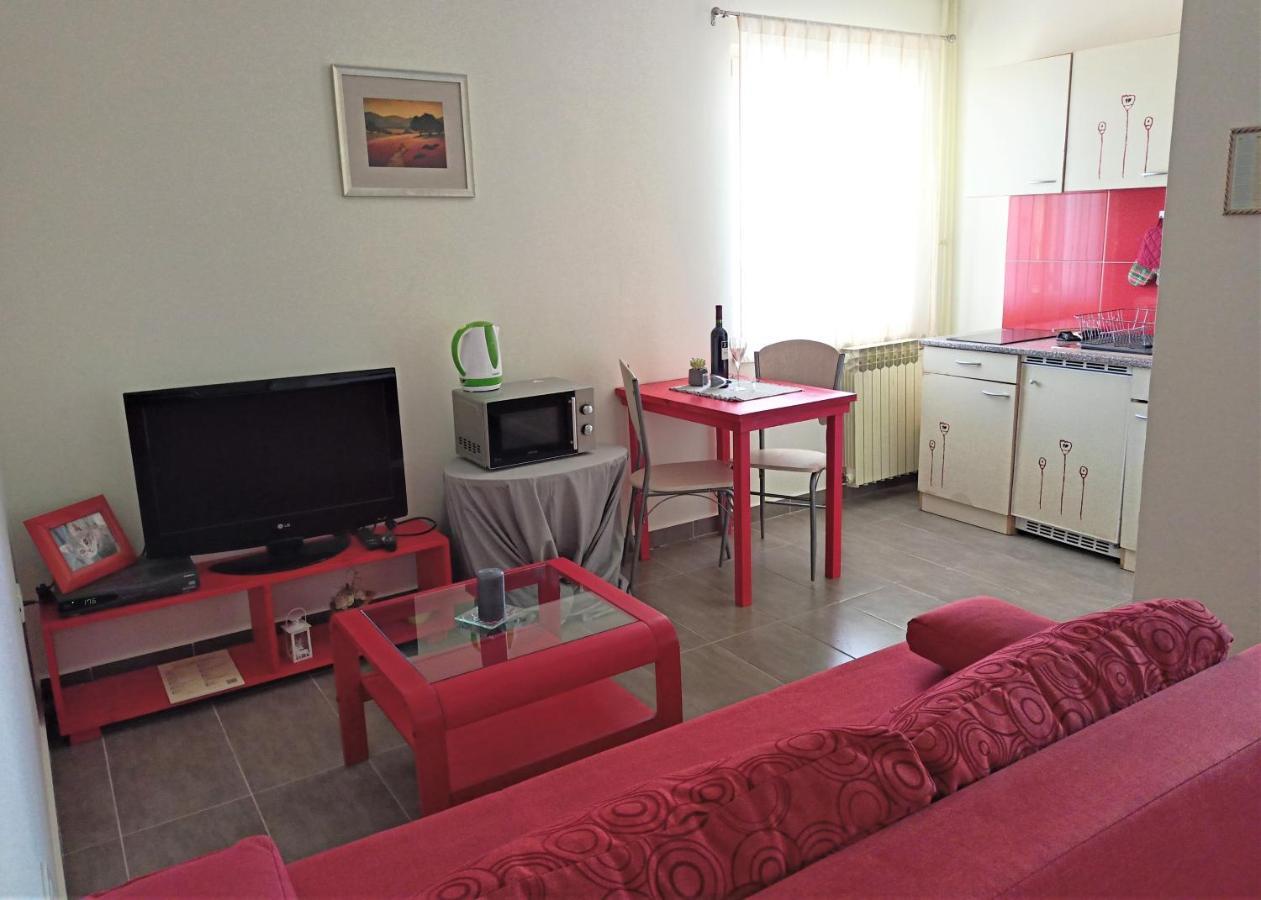Cozy Apartment In The City Center Pula Exterior photo